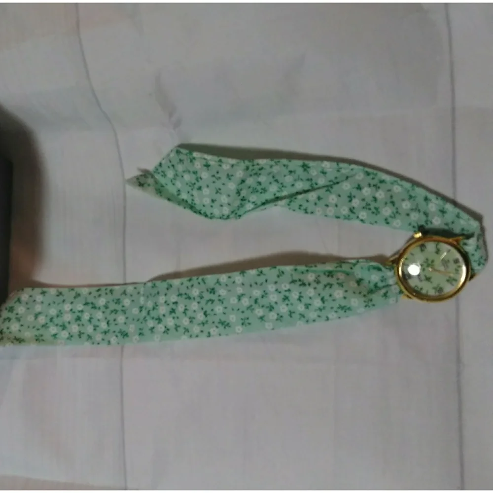 Strada Flower Pattern Cloth Watch NEW - Picture 3 of 3